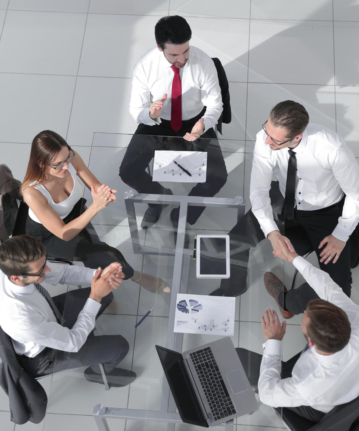 marketing-analysis-accounting-team-teamwork-business-meeting-concept-min