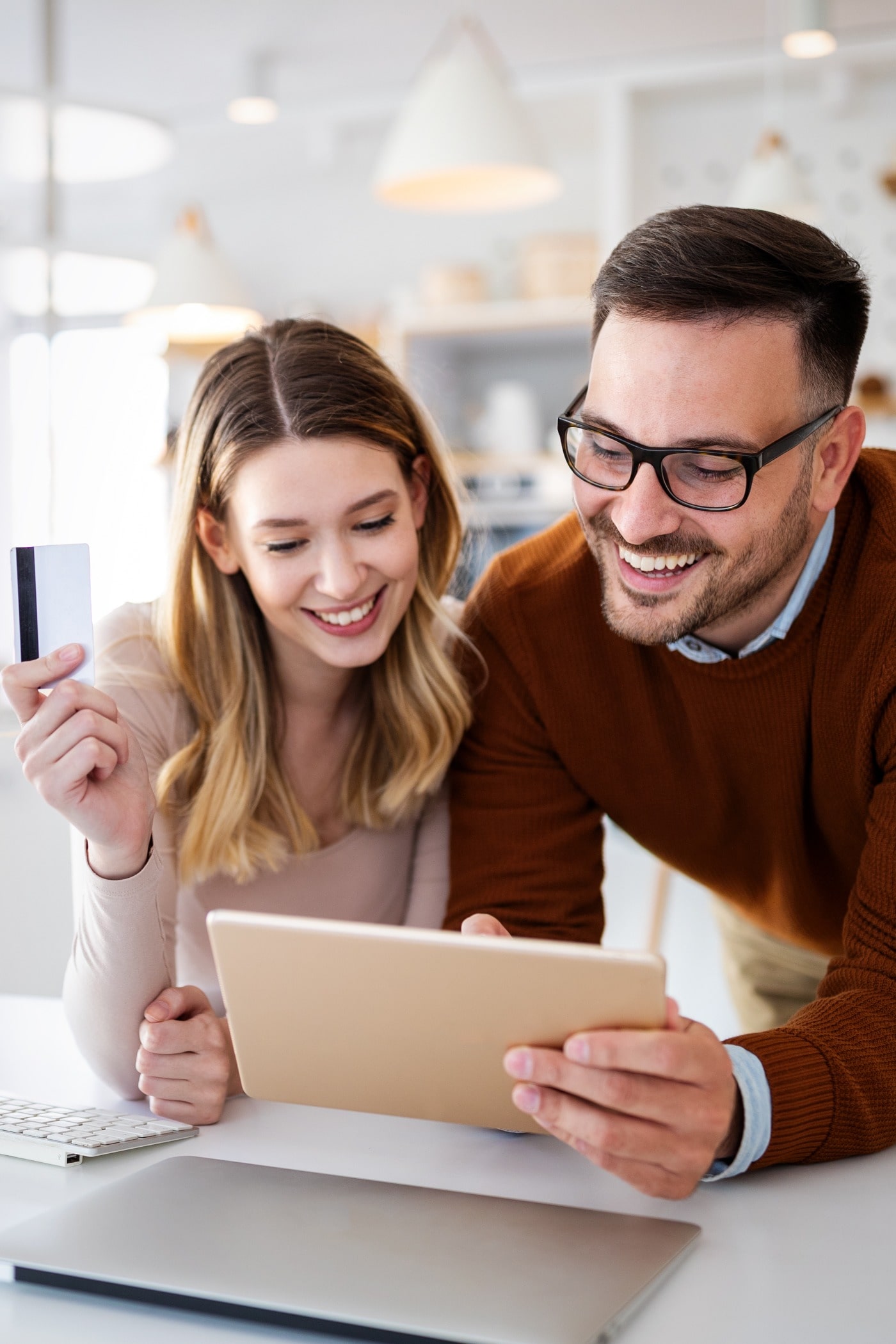 happy-smiling-couple-shopping-online-at-home-tech-2021-09-03-00-39-36-utc_1400x2099-min