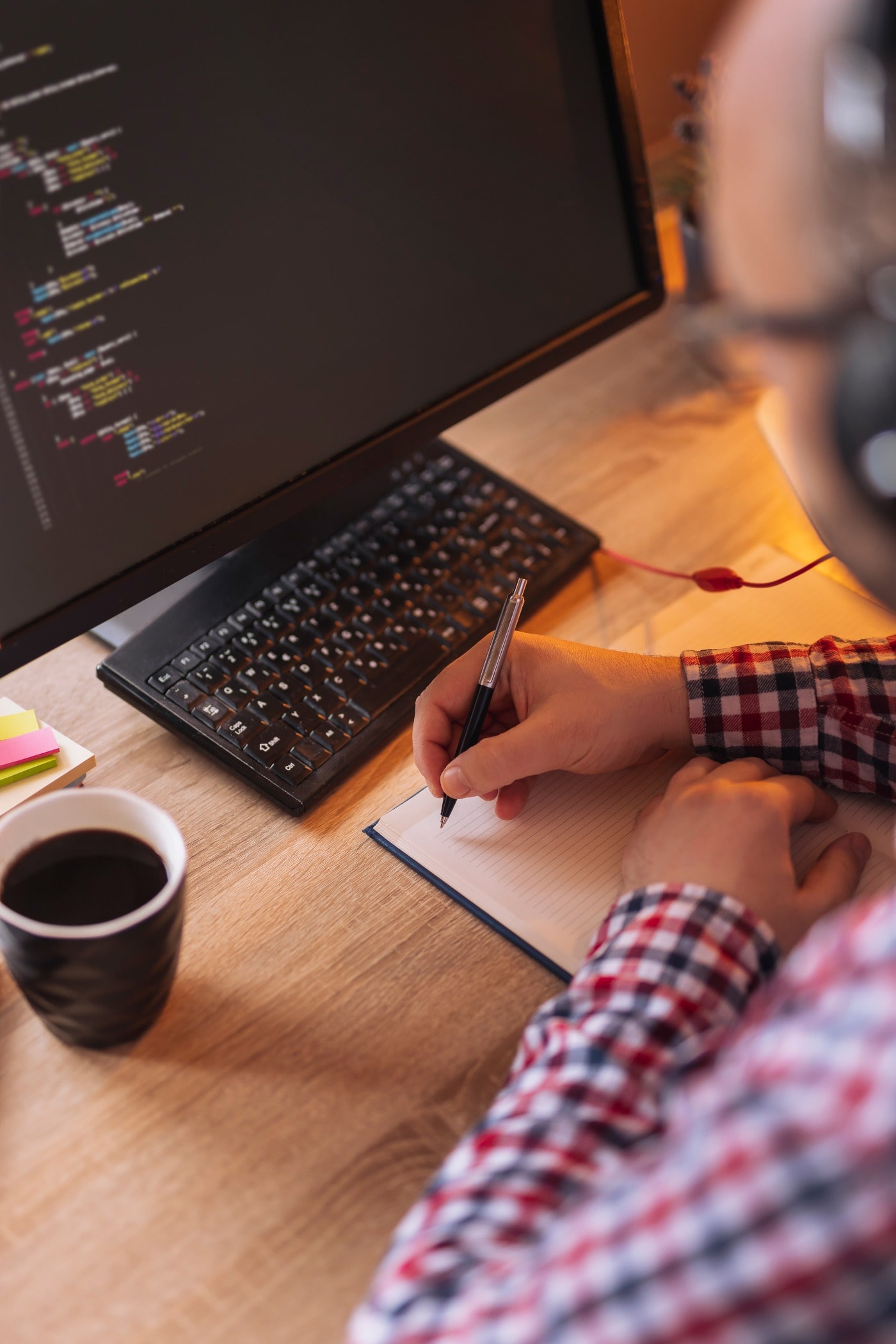 web-developer-writing-in-planner-while-having-conf-2022-01-20-00-11-23-utc_1400x2100-min