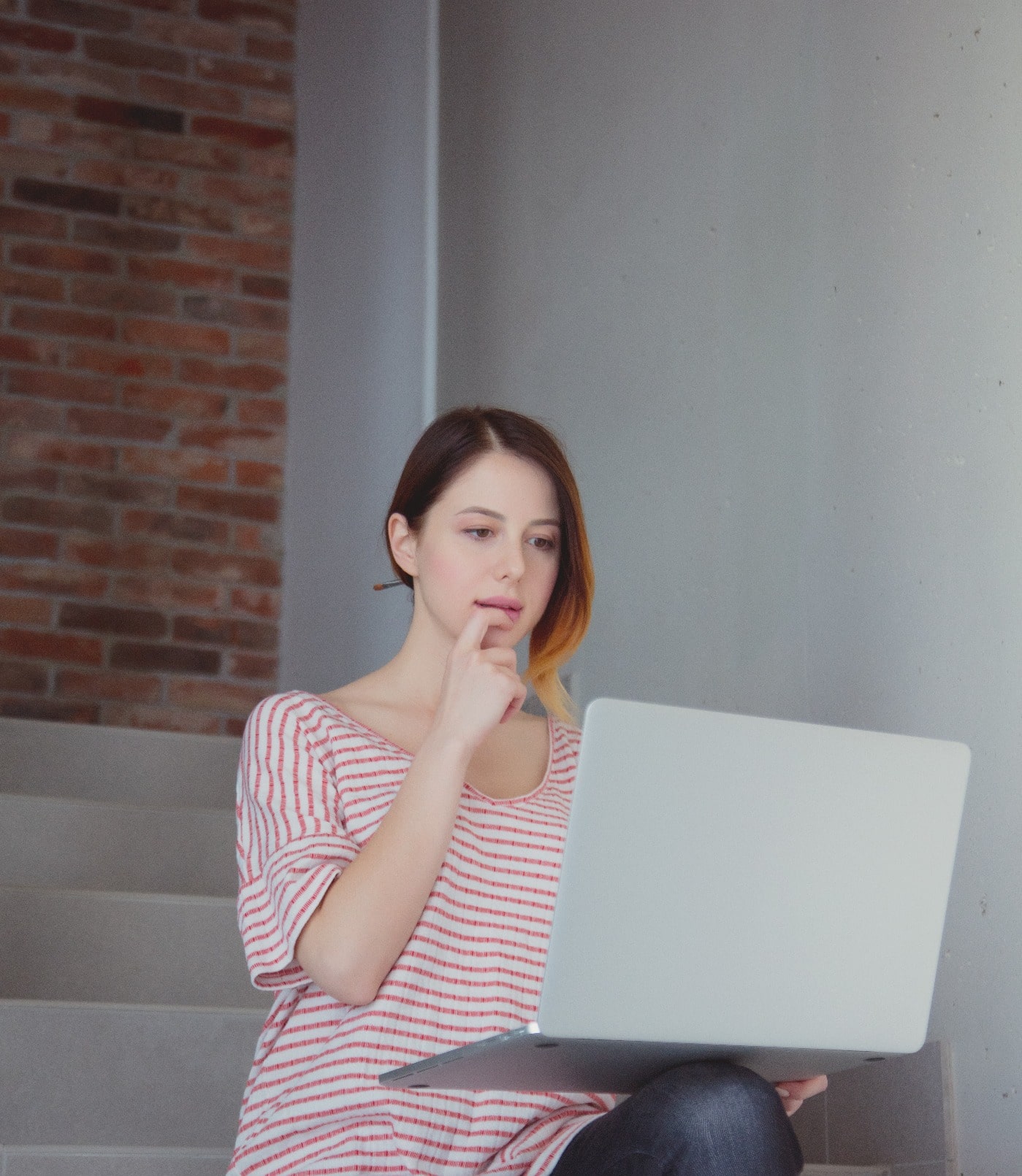 young-freelancer-woman-using-laptop-computer-2022-01-25-07-11-00-utc_1399x1611-min