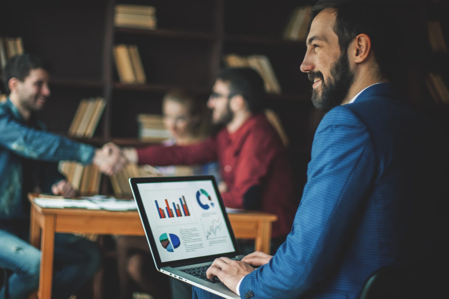 manager-finance-works-with-marketing-graphics-laptop-with-business-team-workplace-office-min(1)